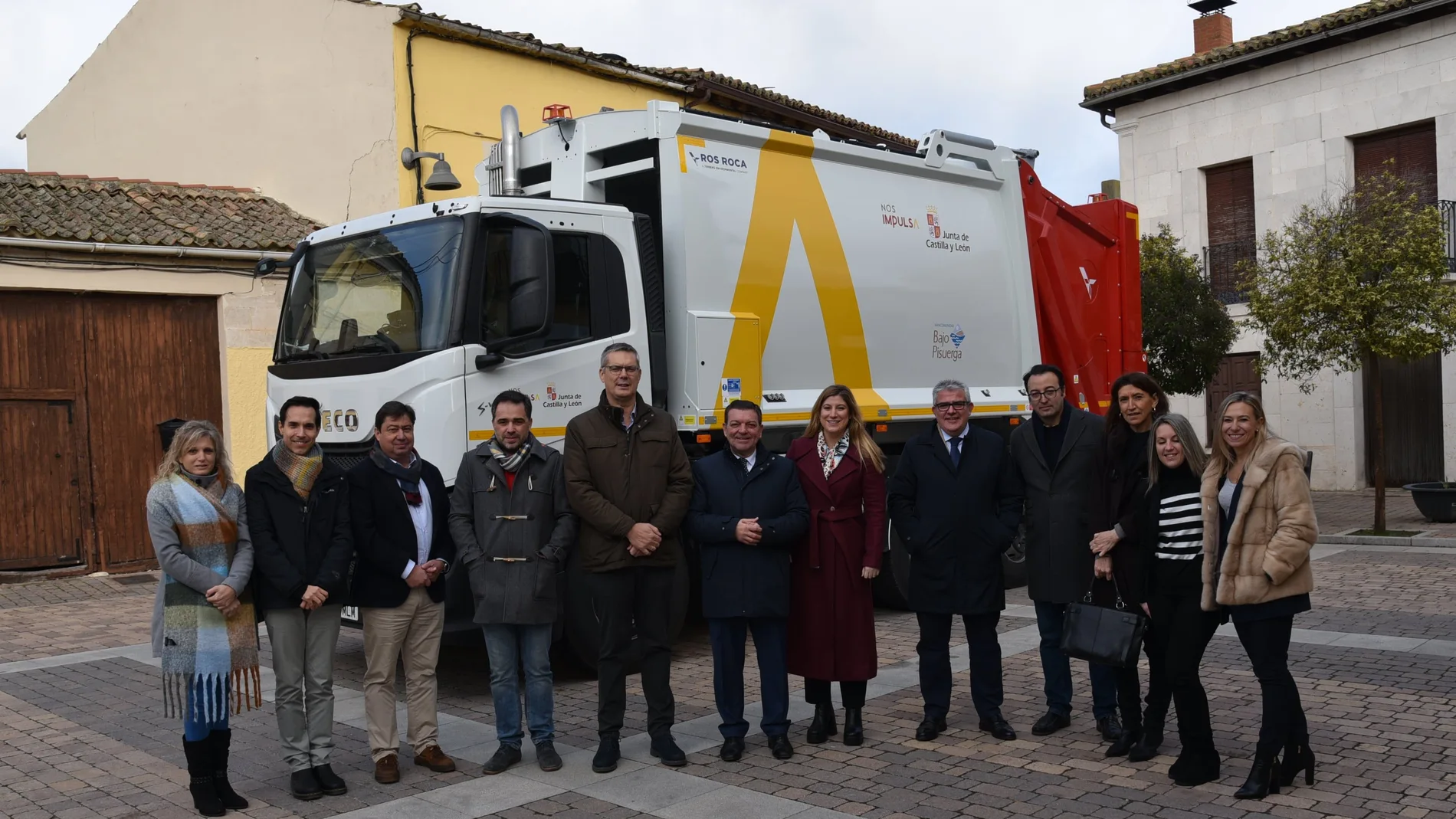 González Gago entrega de un nuevo vehículo de recogida de residuos a la mancomunidad vallisoletana Bajo Pisuerga
