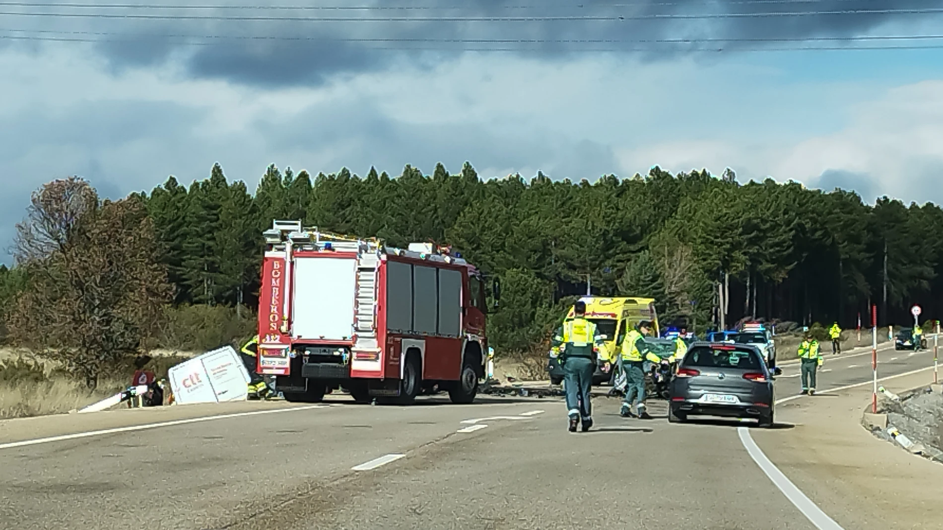 Un muerto y dos heridos en la colisión entre una furgoneta y un turismo en León
