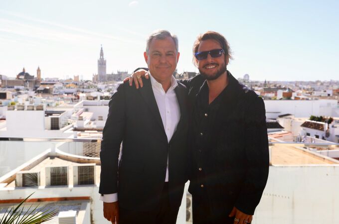 El alcalde de la ciudad, José Luis Sanz, y el cantante Manuel Carrasco