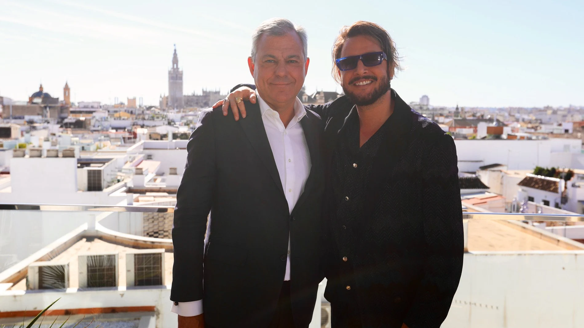 El alcalde de la ciudad, José Luis Sanz, y el cantante Manuel Carrasco
