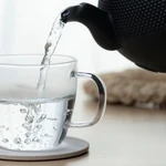¿Cuáles son los beneficios de beber agua caliente en ayunas?