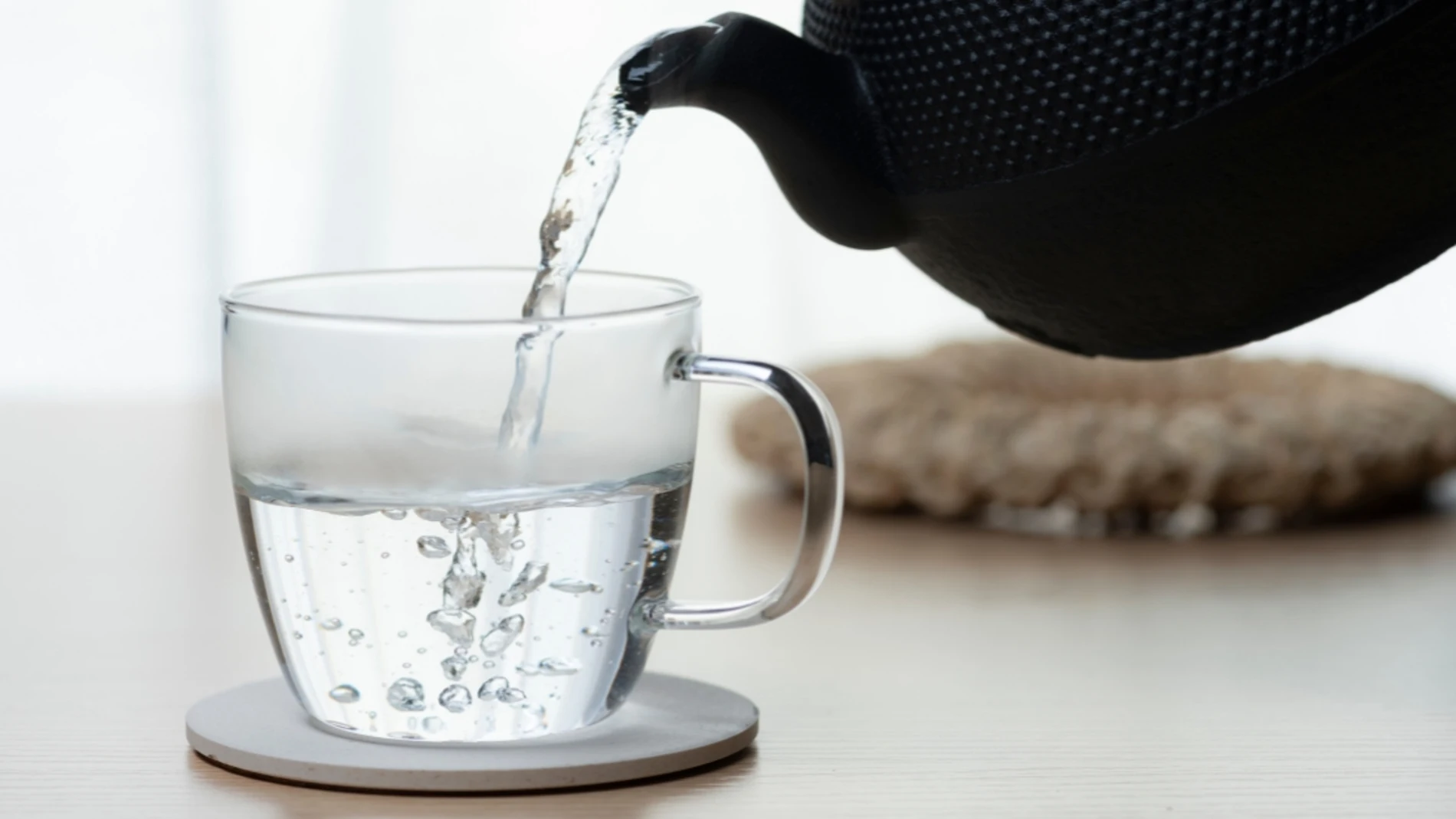 ¿Cuáles son los beneficios de beber agua caliente en ayunas?