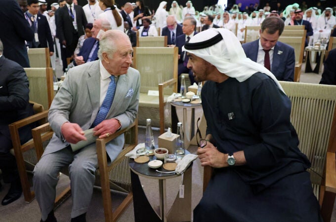 El Rey Carlos III de Inglaterra con el presidente de los Emiratos Árabes, Mohamed bin Zayed Al Nahyan