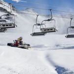 Máquinas pisapistas en Borreguiles para acondicionar el área esquiable de la estación de Sierra Nevada