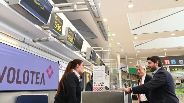 El presidente de la Región de Murcia, Fernando López Miras, subió al primer vuelo Madrid- Murcia