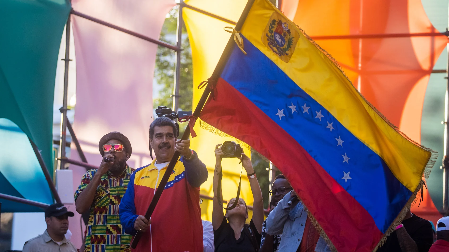 El presidente de Venezuela, Nicolas Maduro, ondea hoy la bandera venezolana durante el cierre de campaña del referendo por el Esequibo, en Caracas (Venezuela).