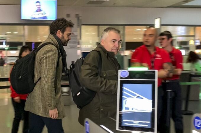 Captura de televisión del secretario de Organización del PSOE, Santos Cerdán (c), ha dicho este sábado que la primera reunión con Junts en Ginebra, relativa al cumplimiento de los acuerdos alcanzados para la investidura del presidente del Gobierno, Pedro Sánchez, "ha ido bien" y se ha desarrollado en un clima cordial. El representante socialista ha hecho esta declaración a un grupo de periodistas al llegar al aeropuerto de Ginebra para embarcar en su vuelo de retorno a Madrid. 