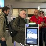 Captura de televisión del secretario de Organización del PSOE, Santos Cerdán (c), ha dicho este sábado que la primera reunión con Junts en Ginebra, relativa al cumplimiento de los acuerdos alcanzados para la investidura del presidente del Gobierno, Pedro Sánchez, "ha ido bien" y se ha desarrollado en un clima cordial. El representante socialista ha hecho esta declaración a un grupo de periodistas al llegar al aeropuerto de Ginebra para embarcar en su vuelo de retorno a Madrid. 