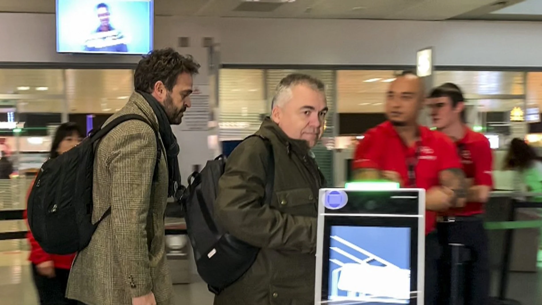 Captura de televisión del secretario de Organización del PSOE, Santos Cerdán (c), ha dicho este sábado que la primera reunión con Junts en Ginebra, relativa al cumplimiento de los acuerdos alcanzados para la investidura del presidente del Gobierno, Pedro Sánchez, "ha ido bien" y se ha desarrollado en un clima cordial. El representante socialista ha hecho esta declaración a un grupo de periodistas al llegar al aeropuerto de Ginebra para embarcar en su vuelo de retorno a Madrid.