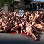 Activistas se desnudan y se cubren de sangre artificial en la Plaza Catalunya de Barcelona 