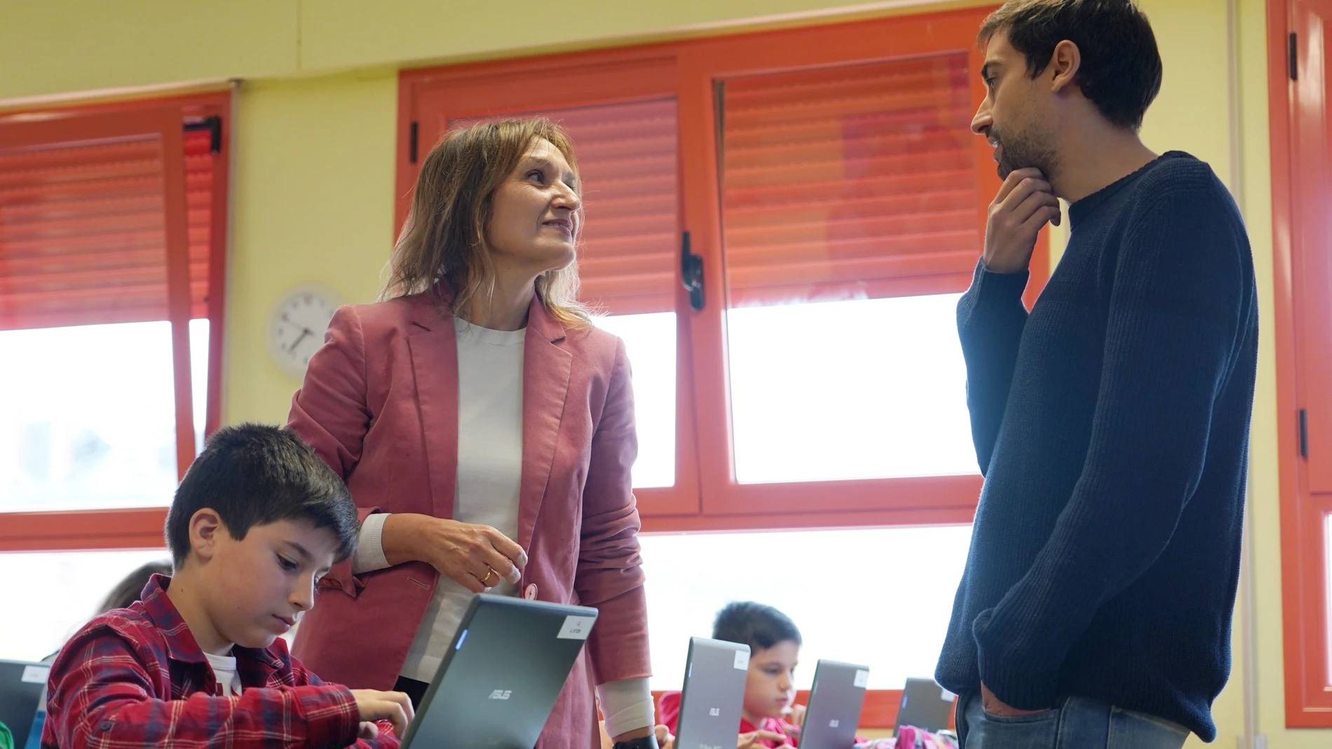 La consejera Rocío Lucas dialoga con un docente en un colegio de Valladolid