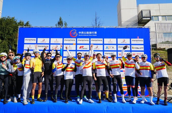 El podio de la marcha ciclista de China y España