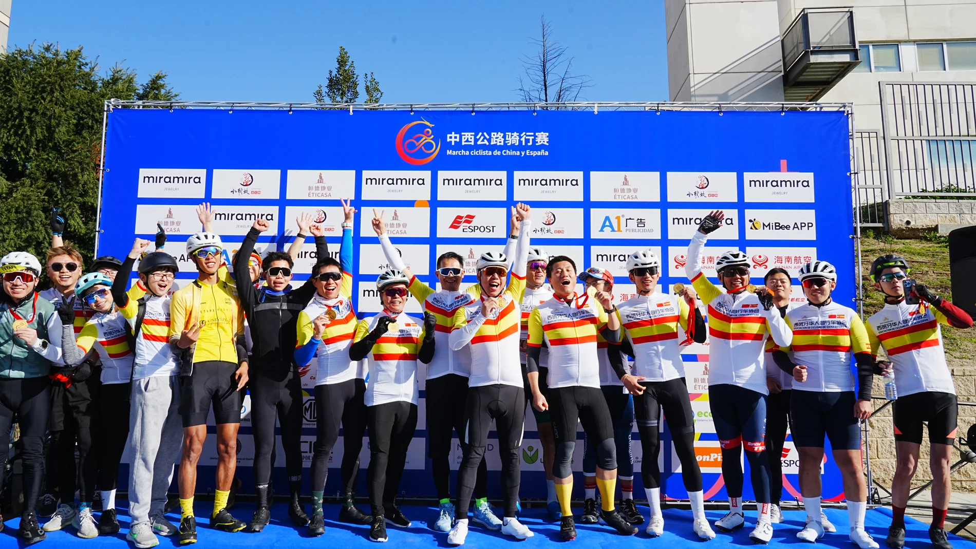 El podio de la marcha ciclista de China y España