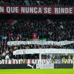 Protesta de la afición sevillista durante el partido ante el Villarreal