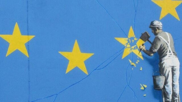 Mural de Banksy que representaba a un trabajador martillando una de las 12 estrellas la UE