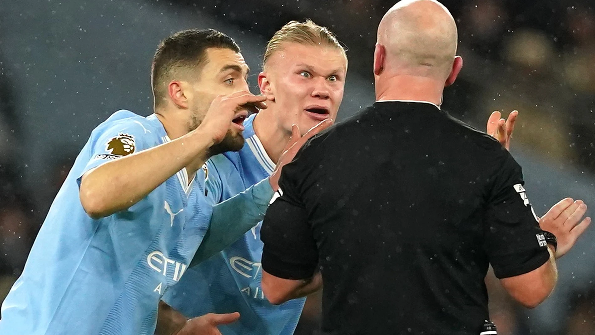 03 December 2023, United Kingdom, Manchester: Manchester City's Erling Haaland and Mateo Kovacic (L) react after referee Simon Hooper (R) stops play during the English Premier League soccer match between Manchester City and Tottenham Hotspur at the Etihad Stadium. Photo: Martin Rickett/PA Wire/dpa 03/12/2023 ONLY FOR USE IN SPAIN