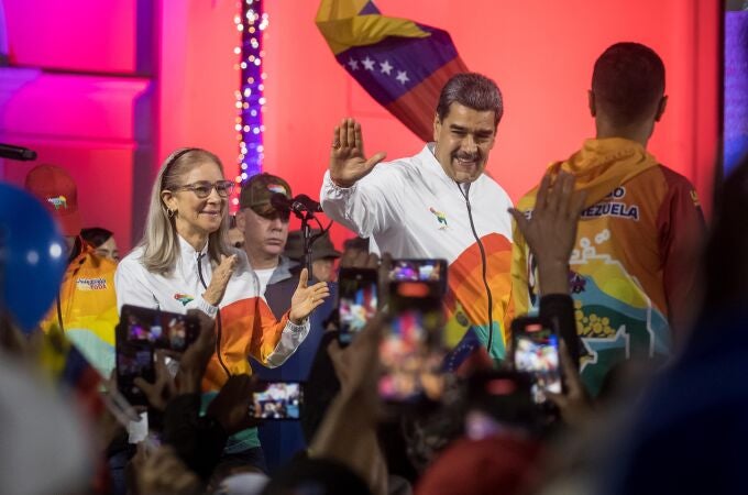 El presidente de Venezuela, Nicolás Maduro (d), acompañado de la primera dama, Cilla Flores, participa en un acto de celebración tras el referéndum consultivo por El Esequibo, hoy, en Caracas (Venezuela).