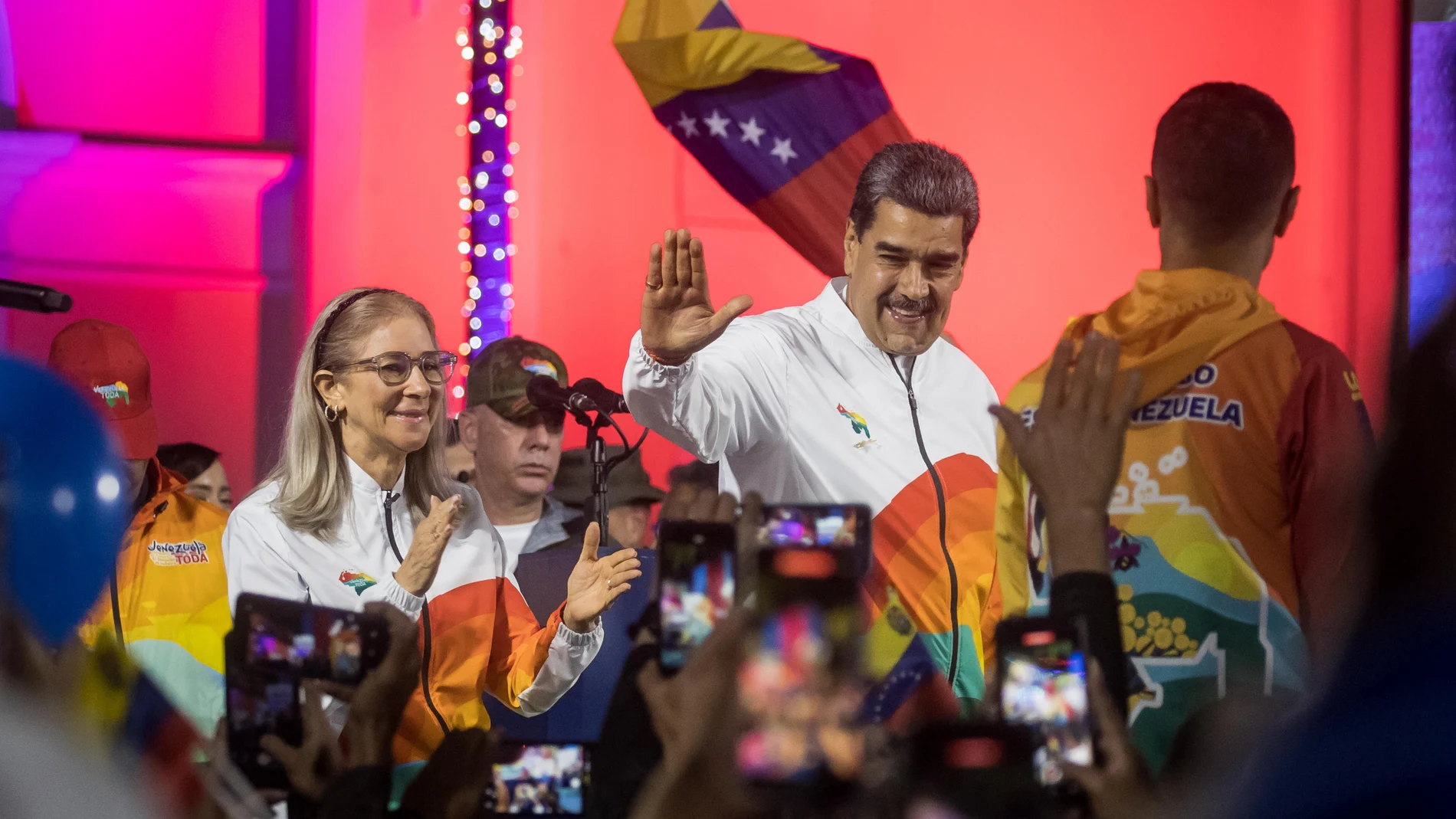 El presidente de Venezuela, Nicolás Maduro (d), acompañado de la primera dama, Cilla Flores, participa en un acto de celebración tras el referéndum consultivo por El Esequibo, hoy, en Caracas (Venezuela).