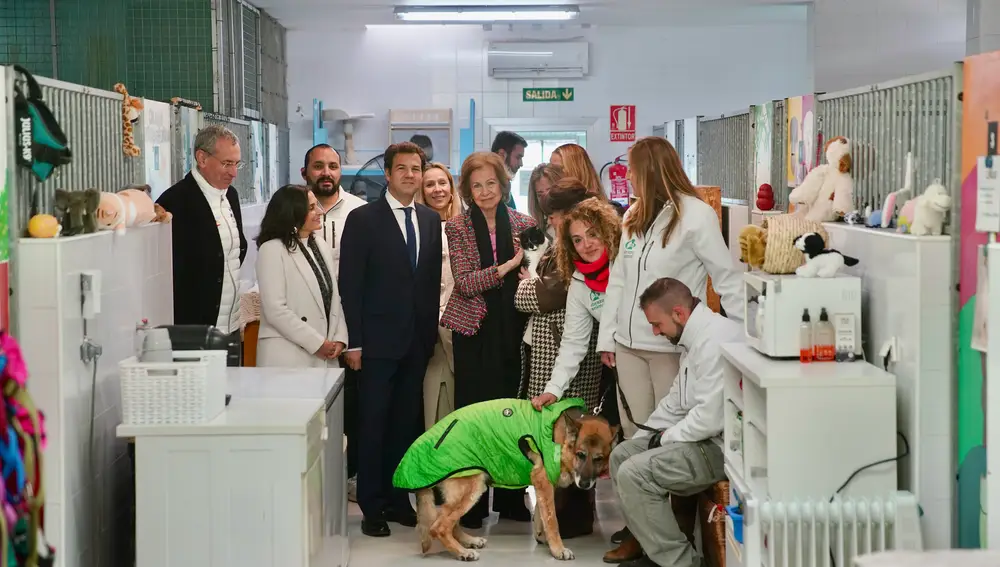 La Reina Doña Sofía visita el Centro Municipal de Protección Animal de Las Rozas 