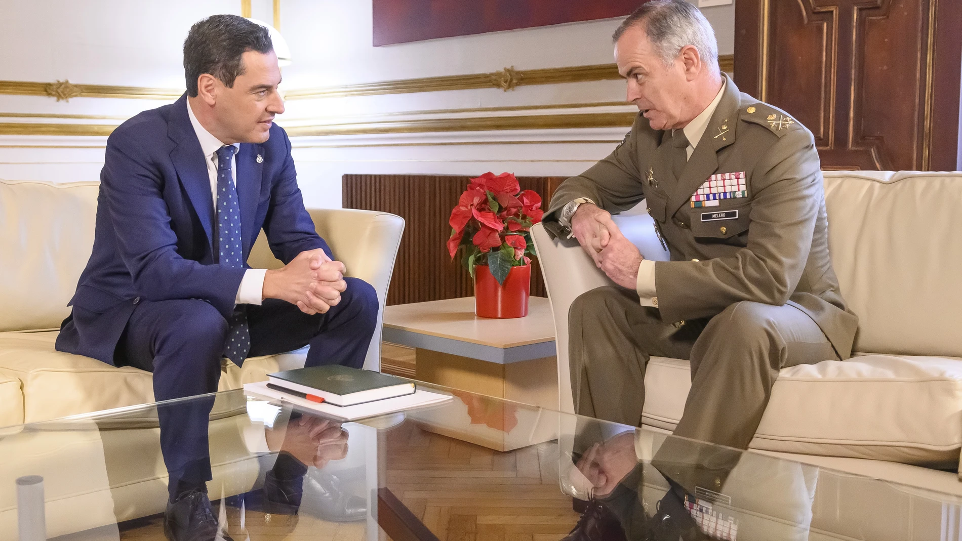 El presidente de la Junta de Andalucía, durante la reunión que ha mantenido con el teniente general Carlos Melero