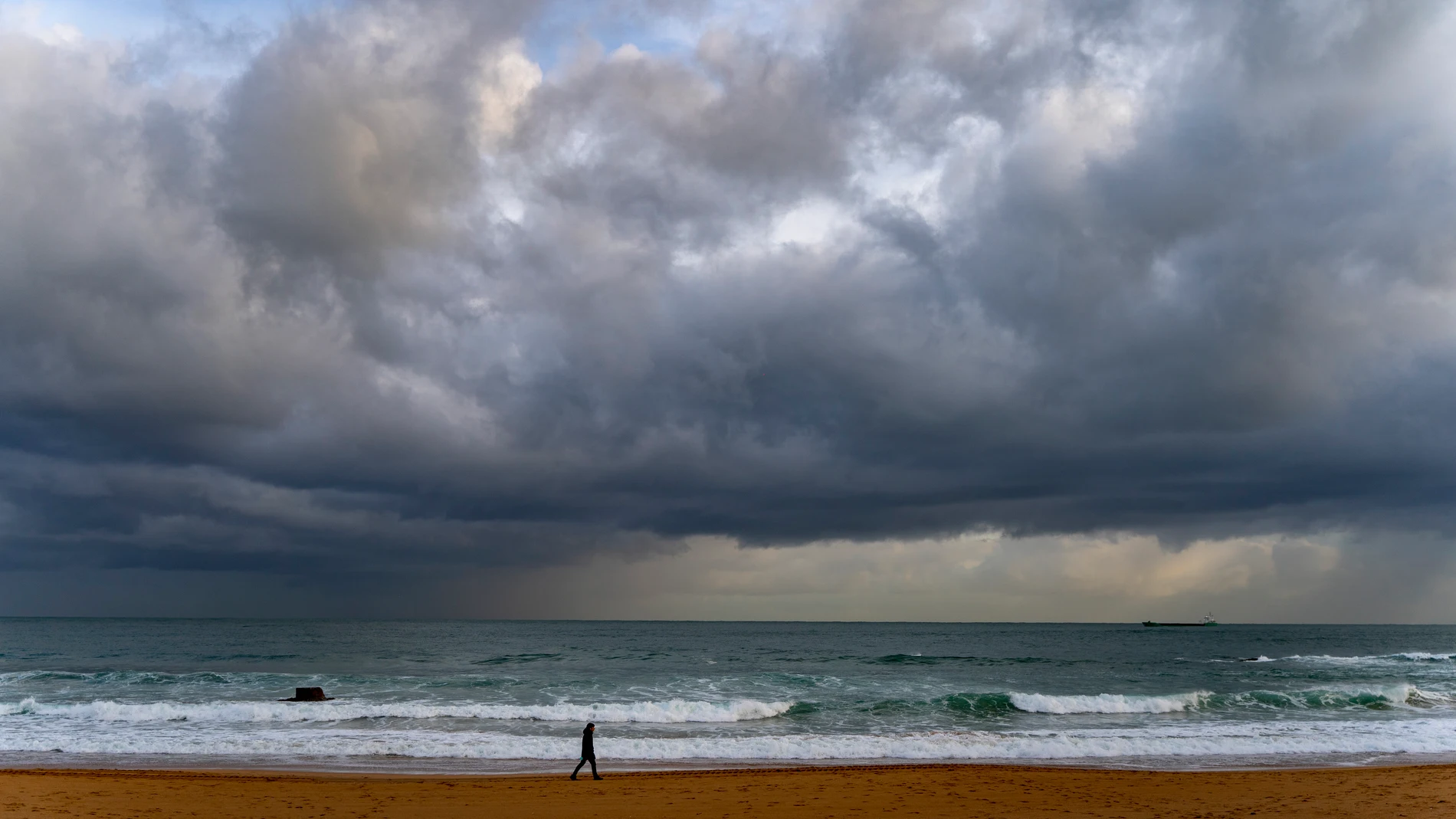 Una persona pasea por la playa de El Sardinero este martes