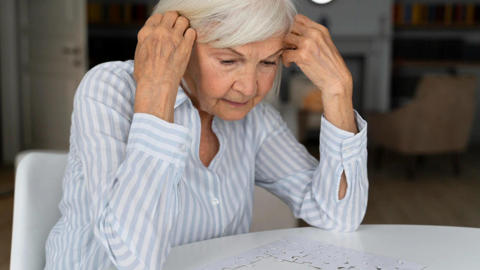 Una mujer anciana hace un puzle demencia alzheimer