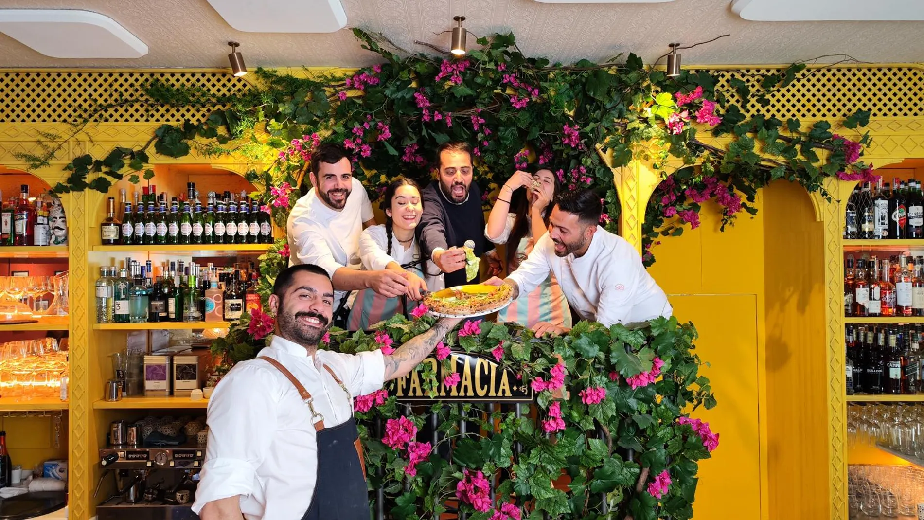 El equipo de Baldoria con una de sus deliciosas y digestivas pizzas.