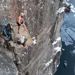 El escalofriante salto de más de 40 metros de altura en Noruega