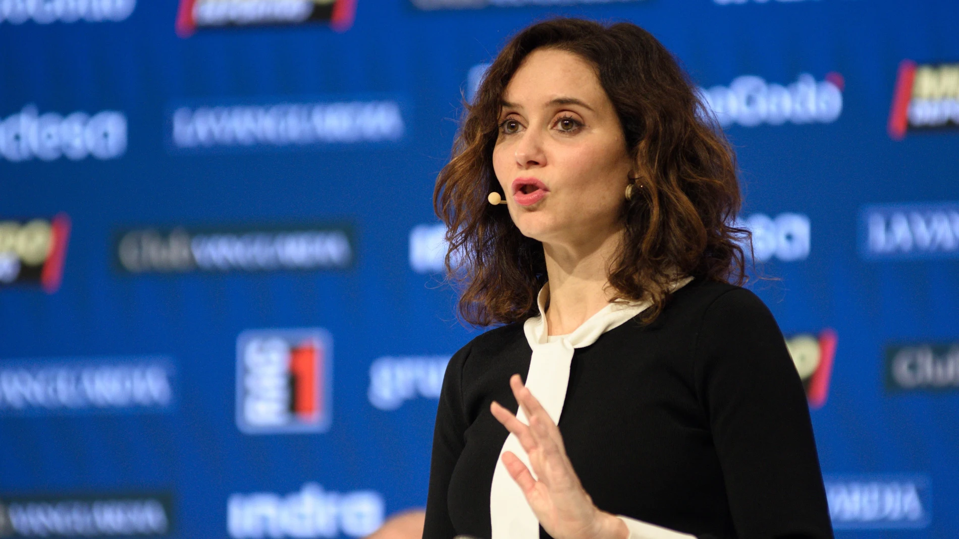 La presidenta de la Comunidad de Madrid Isabel Díaz Ayuso interviene en un debate de ‘La Vanguardia’, a 5 de diciembre de 2023, en Barcelona, Catalunya (España). La presidenta de la Comunidad de Madrid ha afirmado que no existe la catalanofobia, y ha asegurado que este concepto es "propaganda independentista victimista". Para Ayuso, el 'procés' "no está engrandeciendo a ningún pueblo, todo lo contrario, lo agota, lo empequeñece, lo empobrece y lo aísla". 05 DICIEMBRE 2023;CATALUÑA;AYUSO;DEBA...