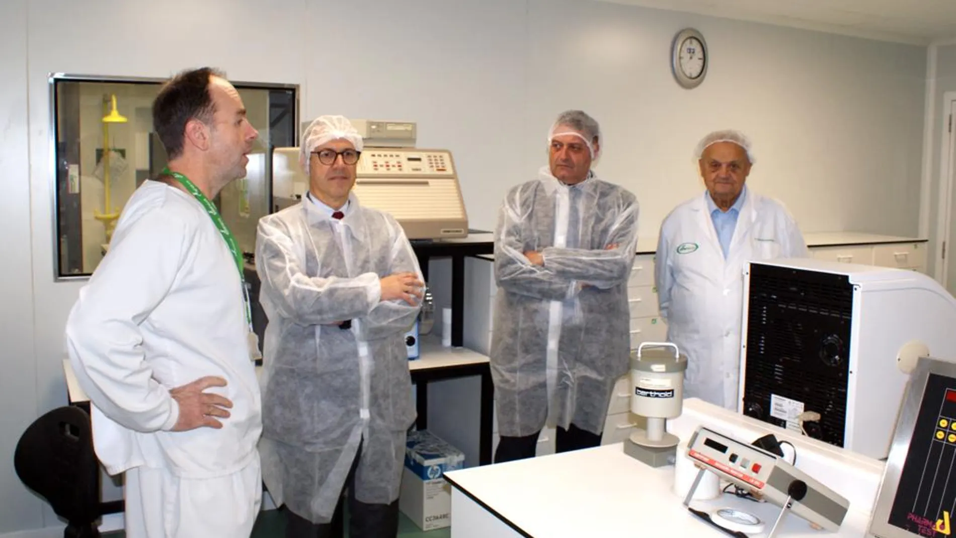 El consejero de Industria, Comercio y Empleo, Mariano Veganzones, visita las instalaciones de Soria Natural en Garray (Soria)