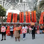 Activistas con pancartas gritan consignas durante una protesta que pide el fin de los combustibles fósiles este martes en el sexto día de la Conferencia de las Naciones Unidas sobre el Cambio Climático (COP28), en la Expo City de Dubái, capital de Emiratos Árabes Unidos, uno de los mayores productores de petróleo del mundo