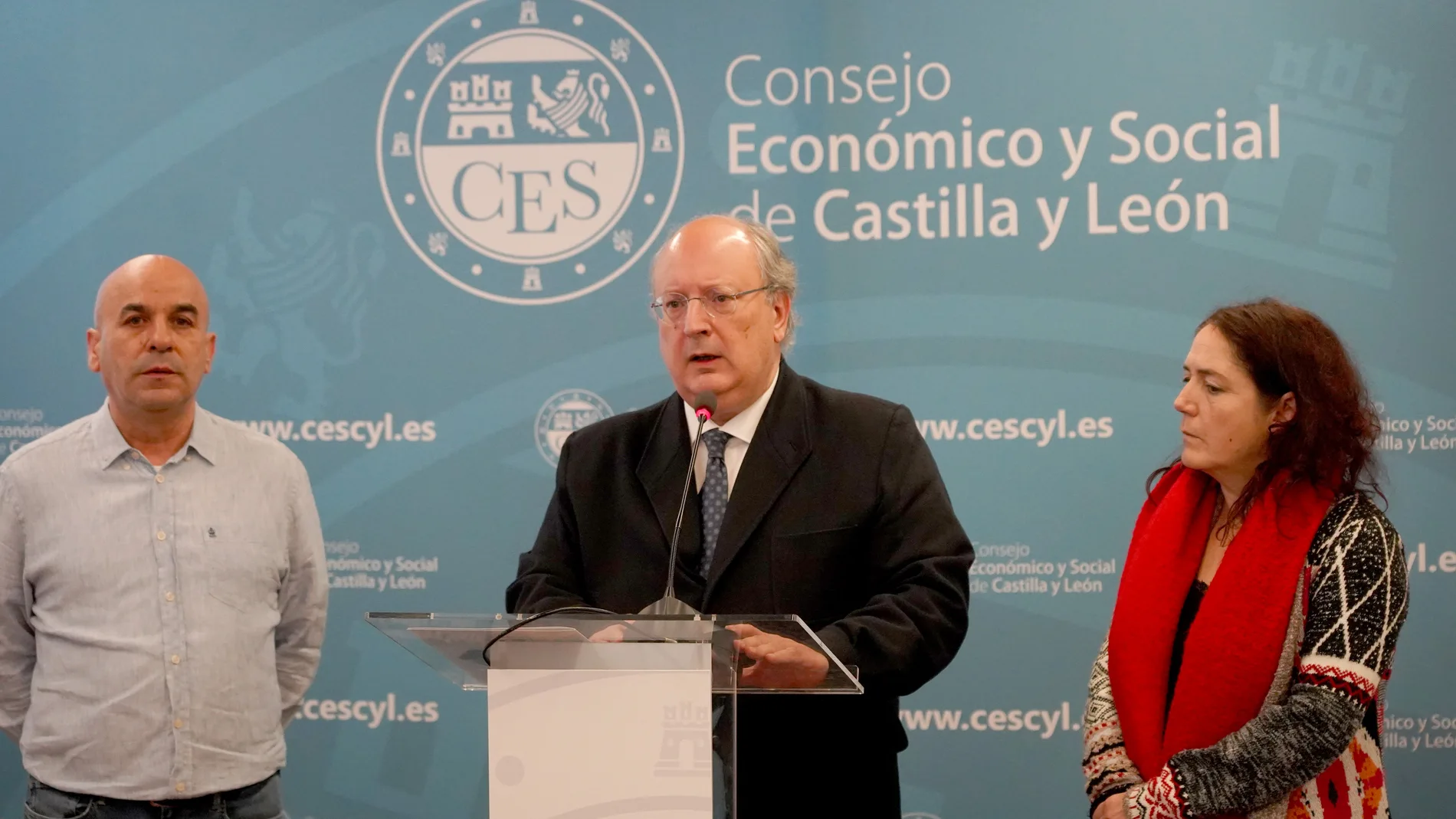 El presidente del CES de Castilla y León, Enrique Cabero, interviene en la jornada junto a Carmen Álvarez y Luis Sáez