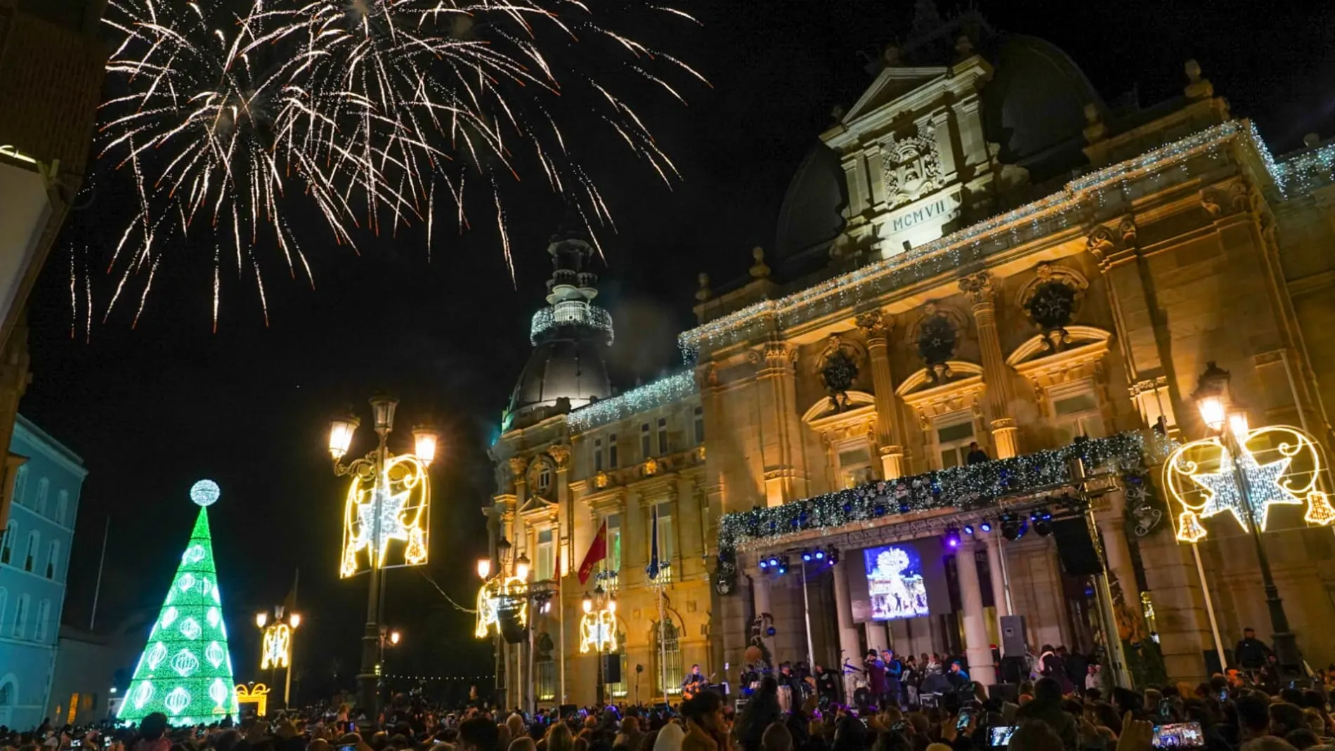 Espectáculo pirotécnico en el encendido de luces de Cartagena