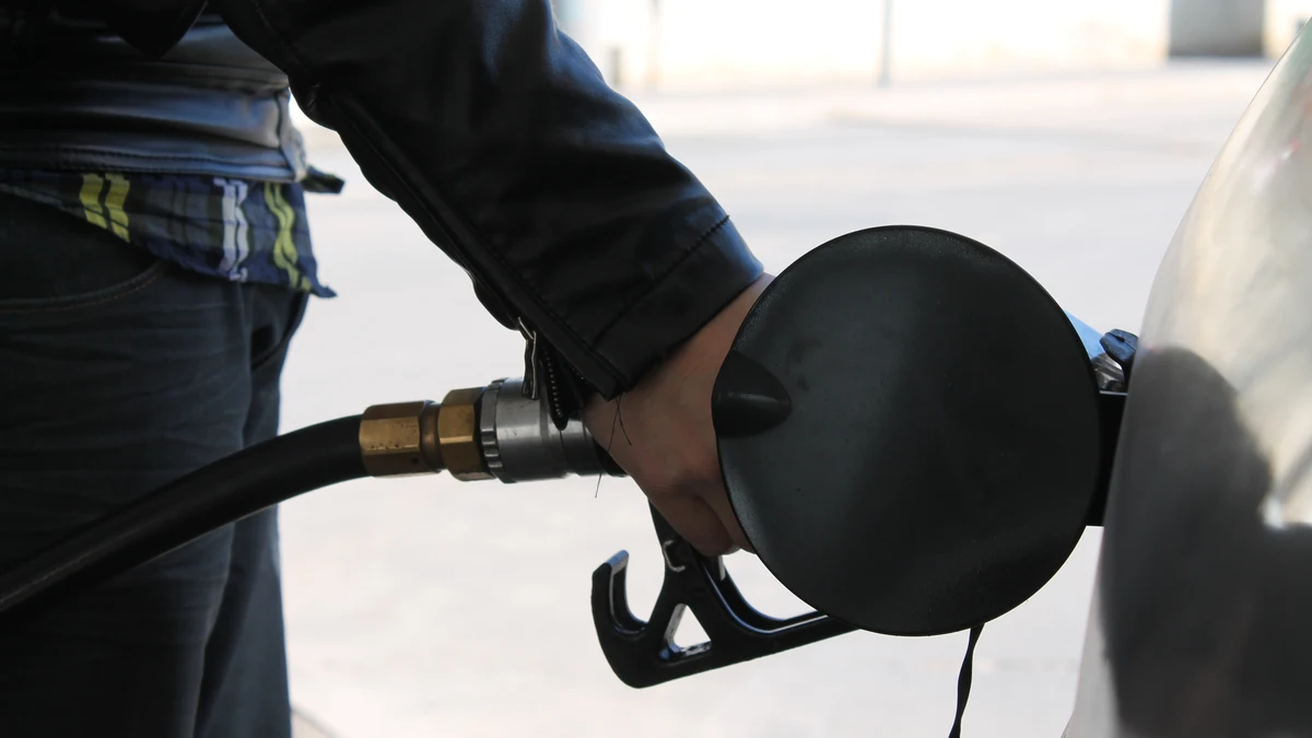 El precio de la gasolina y del diésel se mantiene a la baja a las puertas de las vacaciones de verano