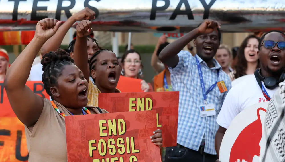 Decenas de activistas han protestado este martes en la Cumbre del Clima de Dubái para exigir poner fin al uso de combustibles fósiles