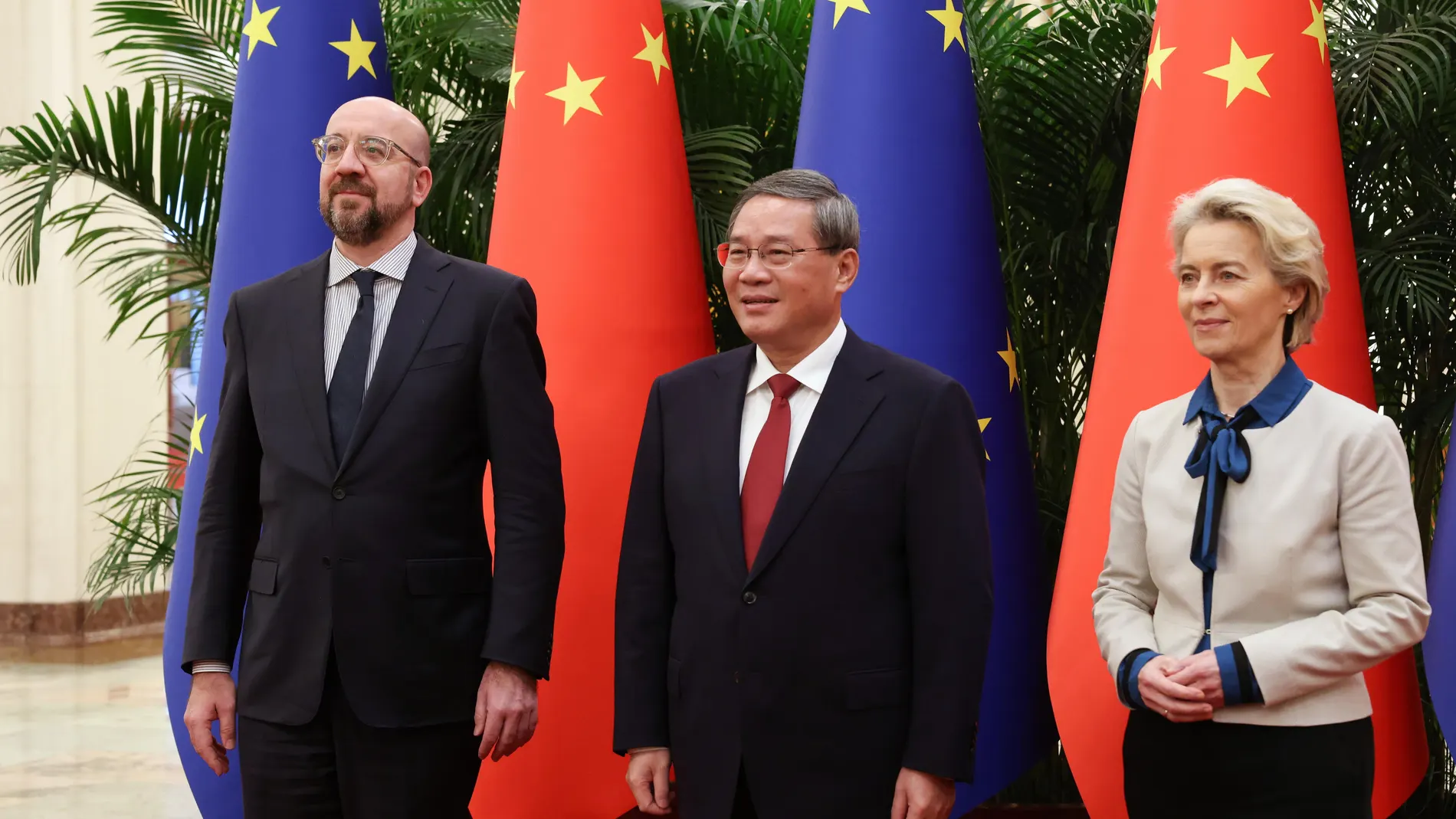 Una foto facilitada por la Unión Europea muestra (de izda. a dcha.) al presidente del Consejo Europeo, Charles Michel, al primer ministro chino, Li Qiang, y a la presidenta de la Comisión Europea, Ursula von der Leyen