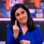 Maryam Moshiri, presentadora de la BBC, captada haciendo una peineta