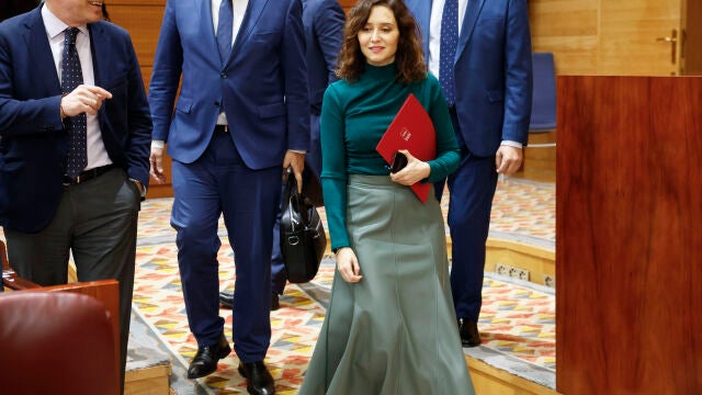 El look de Ayuso en el Pleno de la Asamblea de Madrid.