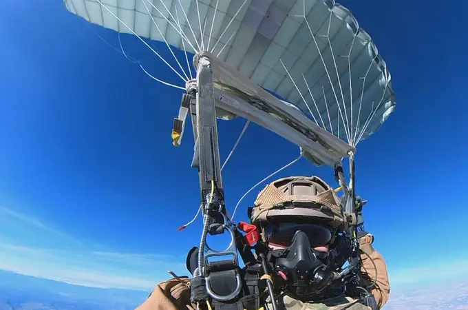 Nuevo hito en salto paracaidista de los miembros de EZAPAC, la fuerza de élite del Ejército del Aire 