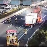 El incendio de un camión en la AP-7 dirección Barcelona ha provocado cortes intermitentes en la vía.