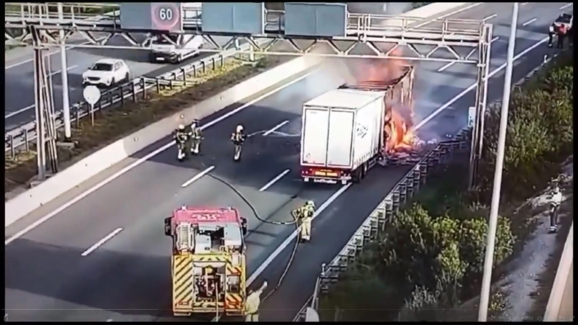 El incendio de un camión en la AP-7 dirección Barcelona ha provocado cortes intermitentes en la vía. SERVEI CATALÀ DE TRÀNSIT 07/12/2023