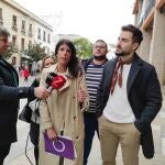 La secretaria general de Podemos Andalucía, Martina Velarde, atiende a los medios en Córdoba junto al parlamentario de Por Andalucía José Manuel Gómez Jurado.