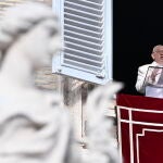 El Papa Francisco dirige la oración del Ángelus en la Plaza de San Pedro
