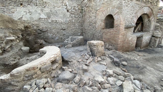 Hallan en Pompeya un "molino-prisión" donde esclavos y animales molían el grano