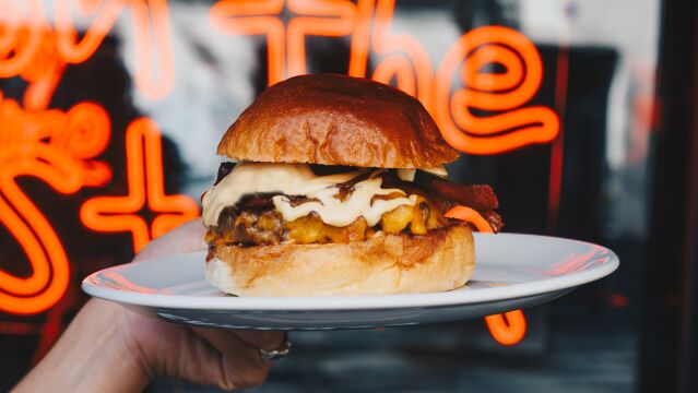 La hamburguesa "Primgenius" solo puede comerse en La Carnaza