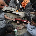 Palestinos buscan entre los escombros tras un bombardeo isaelí en Gaza