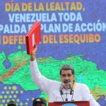 Nicolás Maduro llama a "denunciar" a opositores "en cada calle" por traición a la patria