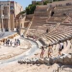 Turistas visitando el Teatro Romano de Cartagena