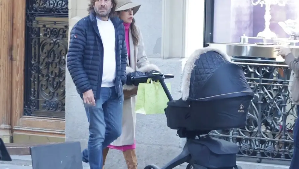 El juez Santiago Pedraz presume de familia paseando con Elena Hormigos y su bebé por las calles de Madrid