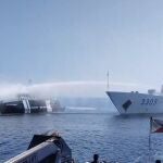 Pesca.- Filipinas denuncia que barcos afines al Ejército chino ha atacado a sus navíos con cañones de agua